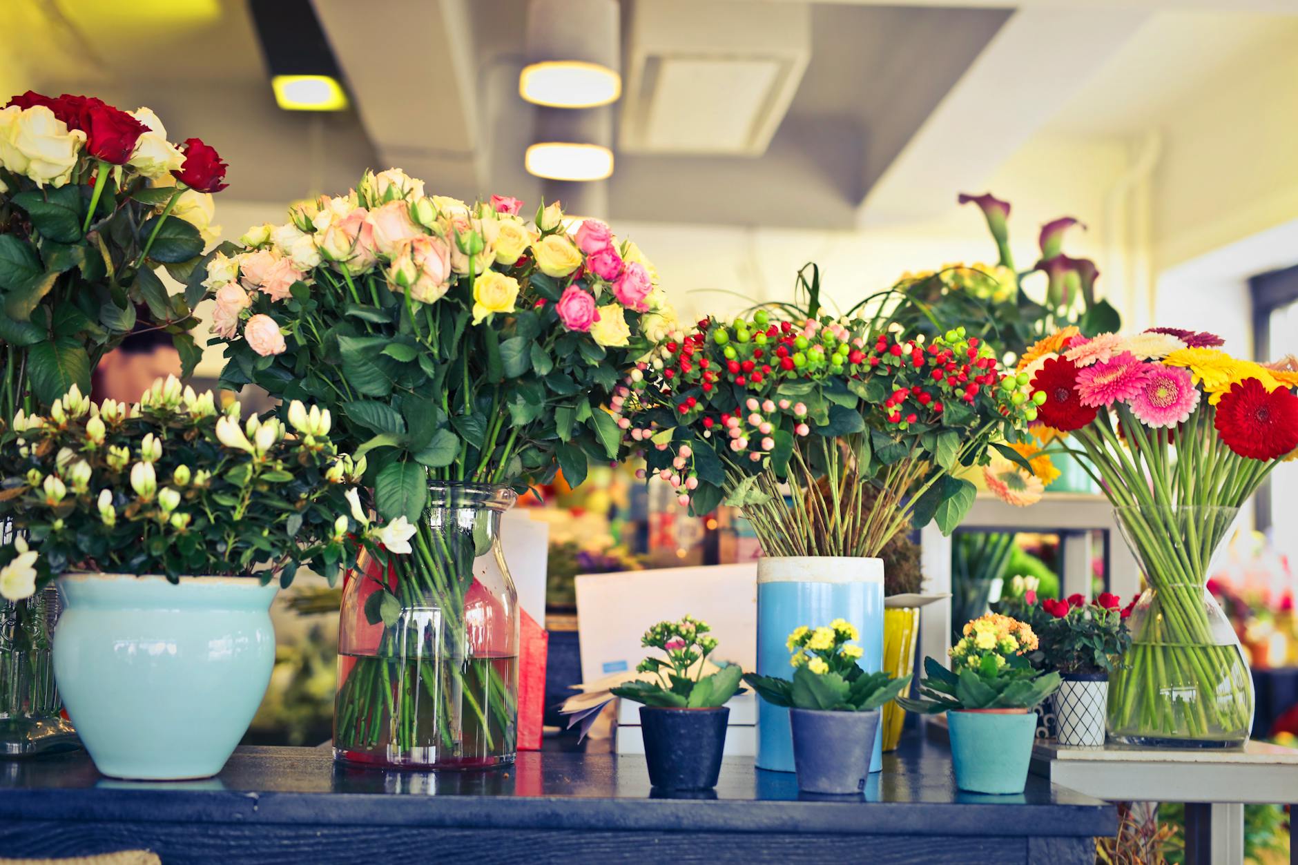 Kleurrijke boeketten in verschillende vazen in onze bloemenwinkel in Utrecht